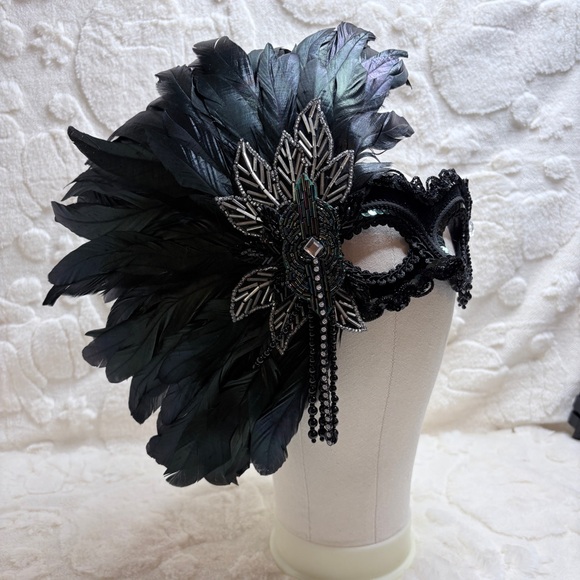 Handmade Emerald / Black Feathered Masquerade Mask - Picture 7 of 7